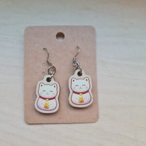 Valkoinen maneki-neko, korvakorut