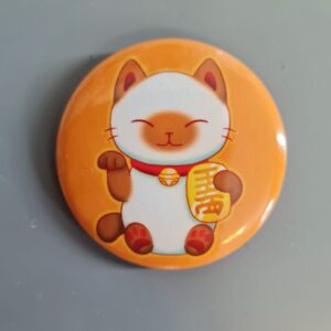 Manekineko kissa, pinssi